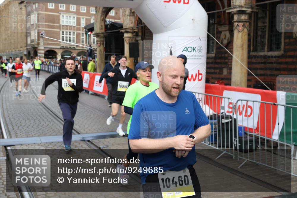 05.10.2025 - 20. swb-Marathon Bremen Yannick Fuchs http://msf.ph/oto/9249685 05.10.2025 10:53:21 Ziel 9449, 9703, 9834, 9956, 10242, 10349, 10460, 10466, 10806, 10958, 10993, 11300, 11377, 11510, 11512 meine-sportfotos.de