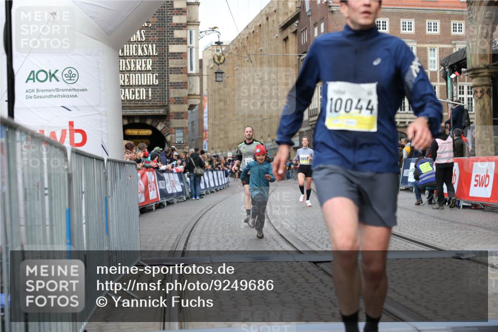 05.10.2025 - 20. swb-Marathon Bremen Yannick Fuchs http://msf.ph/oto/9249686 05.10.2025 10:44:22 Ziel 10044, 10348, 10649, 10816, 11645, 11648, 11659 meine-sportfotos.de