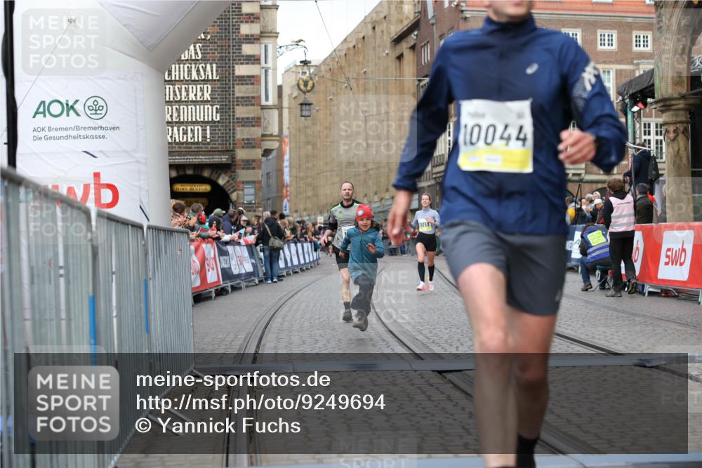 05.10.2025 - 20. swb-Marathon Bremen Yannick Fuchs http://msf.ph/oto/9249694 05.10.2025 10:44:22 Ziel 10044, 10348, 10649, 10816, 11645, 11648, 11659 meine-sportfotos.de