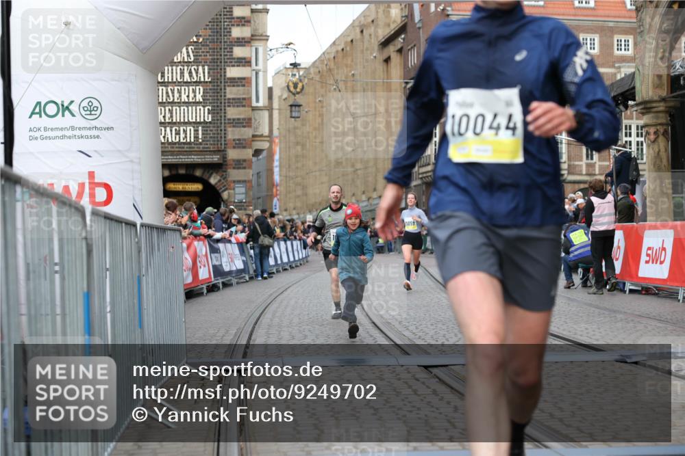 05.10.2025 - 20. swb-Marathon Bremen Yannick Fuchs http://msf.ph/oto/9249702 05.10.2025 10:44:22 Ziel 10044, 10348, 10649, 10816, 11645, 11648, 11659 meine-sportfotos.de