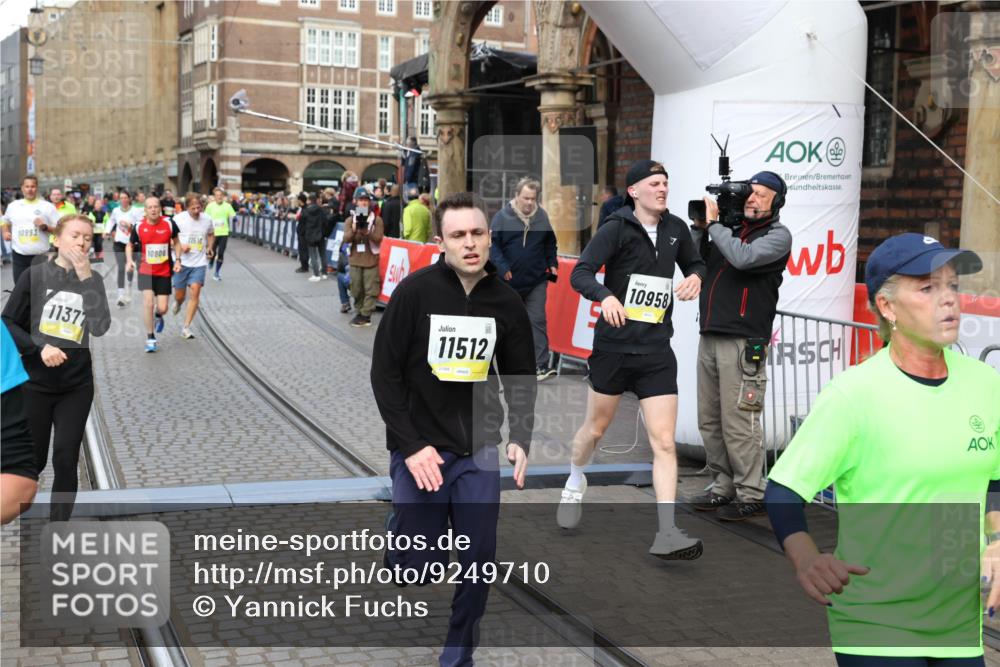 05.10.2025 - 20. swb-Marathon Bremen Yannick Fuchs http://msf.ph/oto/9249710 05.10.2025 10:53:21 Ziel 9449, 9703, 9834, 9956, 10242, 10349, 10460, 10466, 10806, 10958, 10993, 11300, 11377, 11510, 11512 meine-sportfotos.de