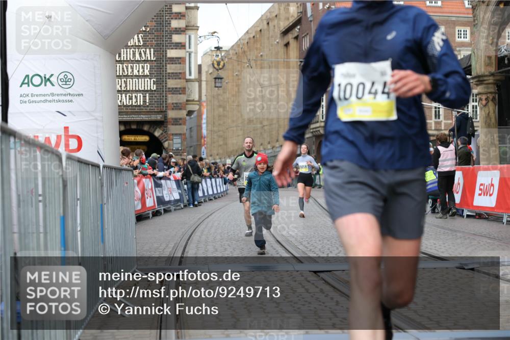 05.10.2025 - 20. swb-Marathon Bremen Yannick Fuchs http://msf.ph/oto/9249713 05.10.2025 10:44:22 Ziel 10044, 10348, 10649, 10816, 11645, 11648, 11659 meine-sportfotos.de