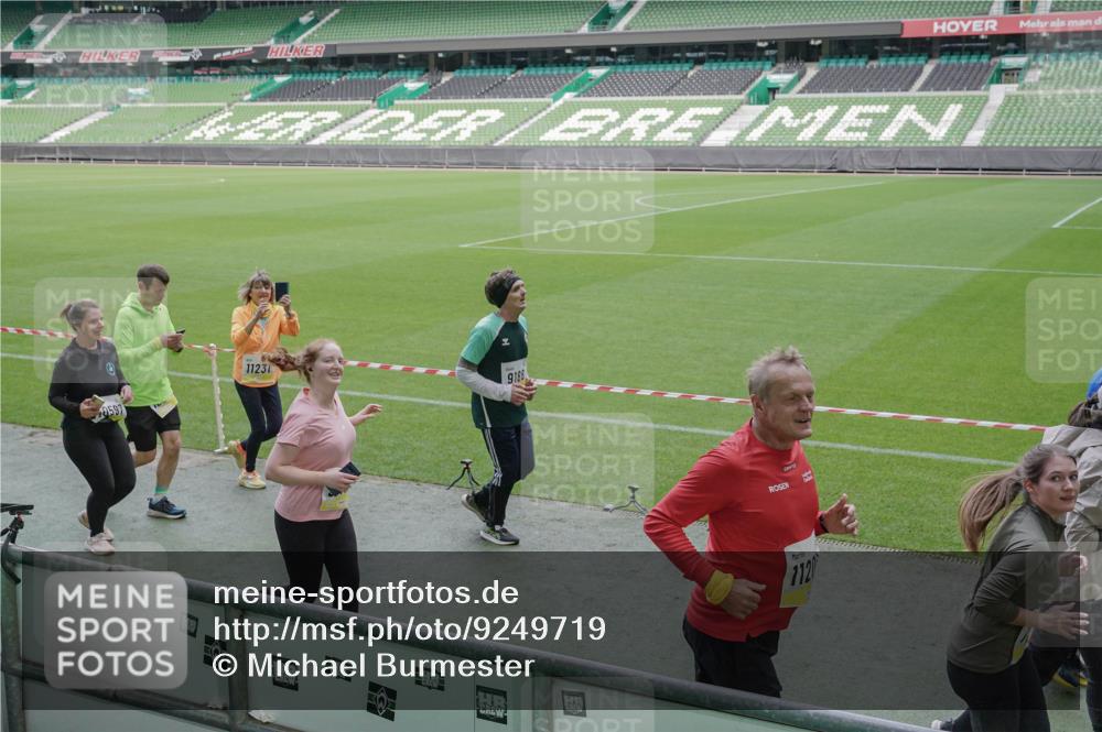 05.10.2025 - 20. swb-Marathon Bremen Michael Burmester http://msf.ph/oto/9249719 05.10.2025 10:39:52 Laufen im Stadion 7199, 7654, 7779, 7789, 7799, 7979, 9002, 9180, 9186, 9220, 9224, 9225, 9228, 9241, 9275, 9286, 9315, 9325, 9419, 9515, 9523, 9554, 9571, 9610, 9615, 9619, 9644, 9661, 9662, 9668, 9713, 9765, 9780, 9786, 9866, 9901, 9908, 9931, 9944, 9976, 10018, 10021, 10025, 10157, 10185, 10192, 10207, 10238, 10286, 10289, 10371, 10374, 10383, 10422, 10426, 10451, 10462, 10531, 10532, 10542, 10567, 10587, 10597, 10603, 10604, 10619, 10674, 10699, 10749, 9324, 9379 meine-sportfotos.de