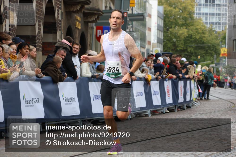 05.10.2025 - 20. swb-Marathon Bremen Strokosch-Dieckow http://msf.ph/oto/9249720 05.10.2025 12:47:38 Ziel 1688, 6984 meine-sportfotos.de