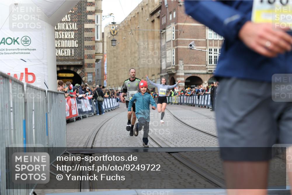 05.10.2025 - 20. swb-Marathon Bremen Yannick Fuchs http://msf.ph/oto/9249722 05.10.2025 10:44:23 Ziel 10044, 10348, 10649, 10816, 11645, 11648, 11659 meine-sportfotos.de