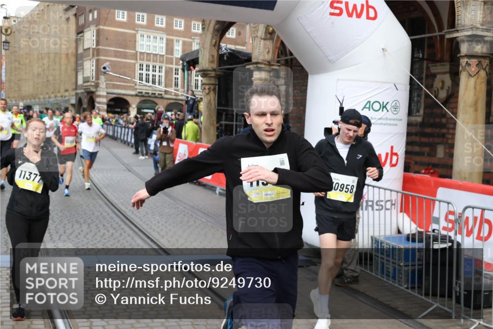 05.10.2025 - 20. swb-Marathon Bremen Yannick Fuchs http://msf.ph/oto/9249730 05.10.2025 10:53:21 Ziel 9449, 9703, 9834, 9956, 10242, 10349, 10460, 10466, 10806, 10958, 10993, 11300, 11377, 11510, 11512 meine-sportfotos.de