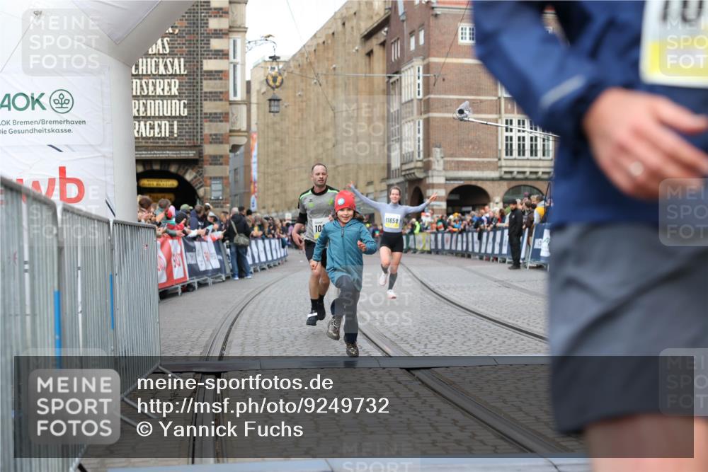 05.10.2025 - 20. swb-Marathon Bremen Yannick Fuchs http://msf.ph/oto/9249732 05.10.2025 10:44:23 Ziel 10044, 10348, 10649, 10816, 11645, 11648, 11659 meine-sportfotos.de