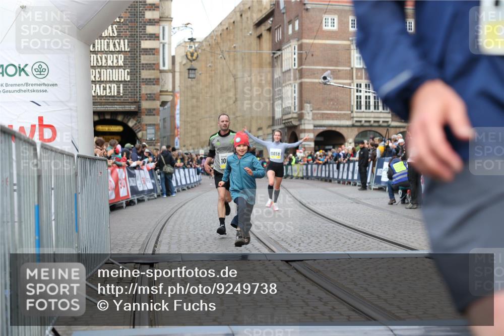 05.10.2025 - 20. swb-Marathon Bremen Yannick Fuchs http://msf.ph/oto/9249738 05.10.2025 10:44:23 Ziel 10044, 10348, 10649, 10816, 11645, 11648, 11659 meine-sportfotos.de