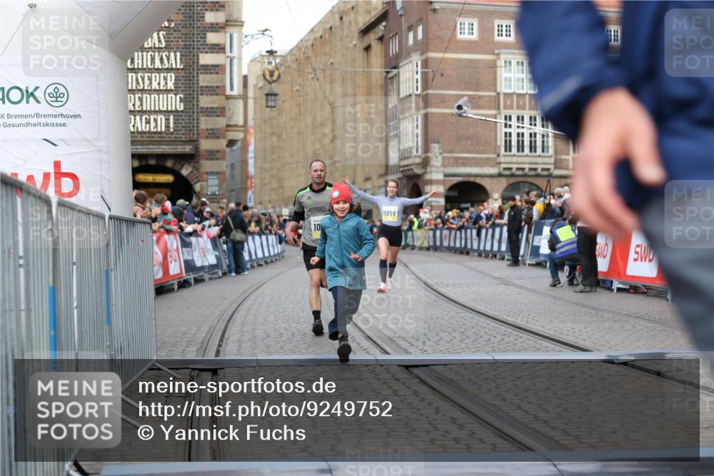 05.10.2025 - 20. swb-Marathon Bremen Yannick Fuchs http://msf.ph/oto/9249752 05.10.2025 10:44:23 Ziel 10044, 10348, 10649, 10816, 11645, 11648, 11659 meine-sportfotos.de