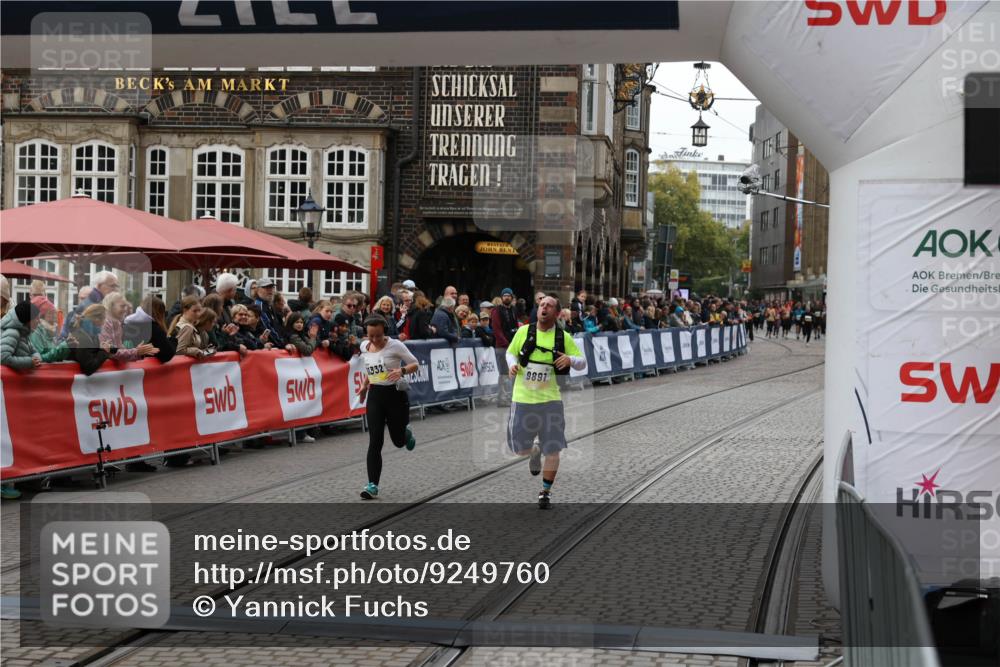 05.10.2025 - 20. swb-Marathon Bremen Yannick Fuchs http://msf.ph/oto/9249760 05.10.2025 11:13:19 Ziel 9891, 11170, 11332 meine-sportfotos.de