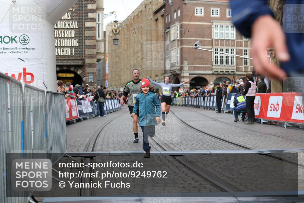 05.10.2025 - 20. swb-Marathon Bremen Yannick Fuchs http://msf.ph/oto/9249762 05.10.2025 10:44:23 Ziel 10044, 10348, 10649, 10816, 11645, 11648, 11659 meine-sportfotos.de