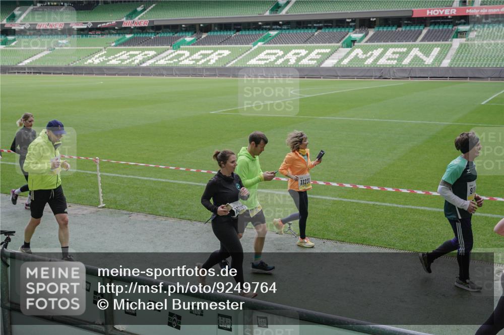 05.10.2025 - 20. swb-Marathon Bremen Michael Burmester http://msf.ph/oto/9249764 05.10.2025 10:39:54 Laufen im Stadion 7654, 7779, 7789, 7799, 7979, 9002, 9180, 9186, 9220, 9224, 9225, 9228, 9241, 9275, 9286, 9308, 9315, 9325, 9387, 9419, 9423, 9515, 9523, 9554, 9571, 9610, 9615, 9619, 9644, 9661, 9662, 9668, 9713, 9780, 9786, 9866, 9901, 9908, 9931, 9944, 9976, 10018, 10021, 10025, 10157, 10185, 10192, 10207, 10238, 10286, 10289, 10371, 10374, 10383, 10422, 10426, 10451, 10462, 10531, 10532, 10542, 10567, 10587, 10597, 10603, 10604, 10619, 10674, 10699, 10749, 9324 meine-sportfotos.de