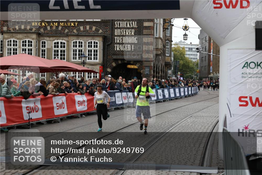 05.10.2025 - 20. swb-Marathon Bremen Yannick Fuchs http://msf.ph/oto/9249769 05.10.2025 11:13:19 Ziel 9891, 11170, 11332 meine-sportfotos.de