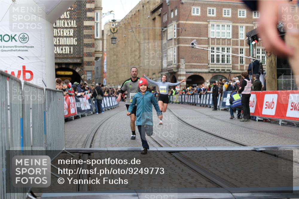 05.10.2025 - 20. swb-Marathon Bremen Yannick Fuchs http://msf.ph/oto/9249773 05.10.2025 10:44:23 Ziel 10044, 10348, 10649, 10816, 11645, 11648, 11659 meine-sportfotos.de