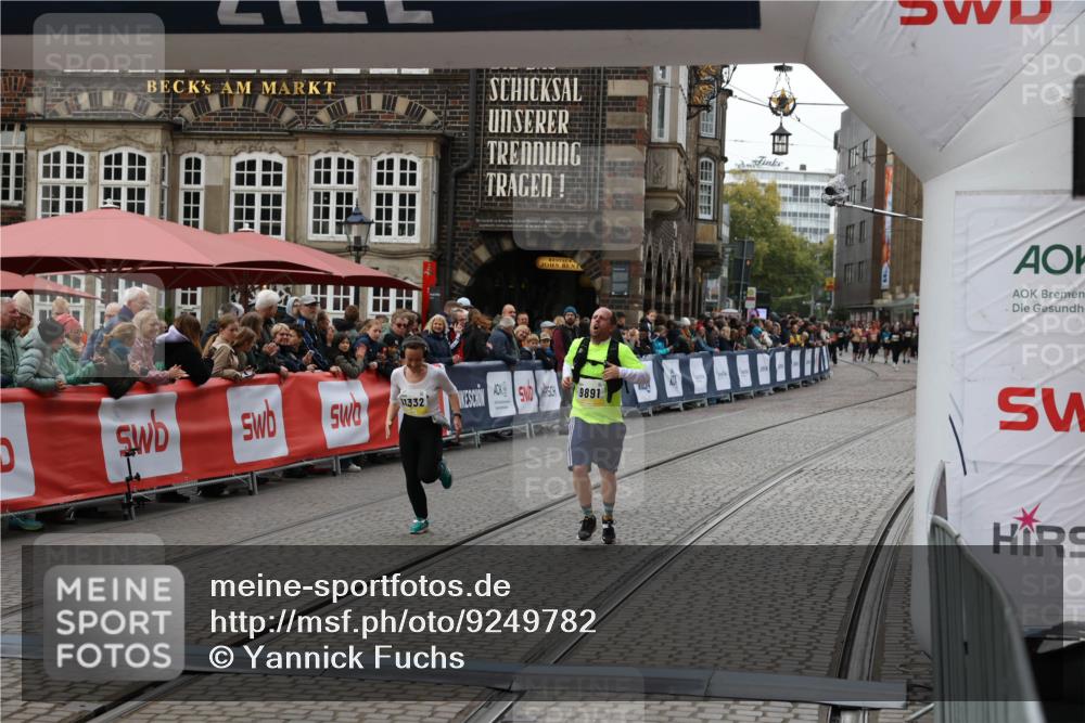 05.10.2025 - 20. swb-Marathon Bremen Yannick Fuchs http://msf.ph/oto/9249782 05.10.2025 11:13:19 Ziel 9891, 11170, 11332 meine-sportfotos.de
