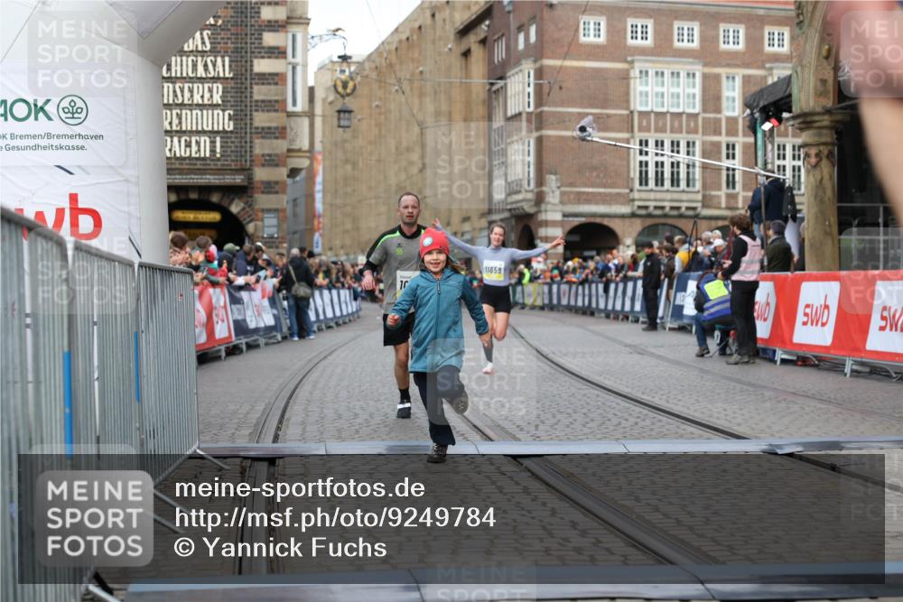 05.10.2025 - 20. swb-Marathon Bremen Yannick Fuchs http://msf.ph/oto/9249784 05.10.2025 10:44:23 Ziel 10044, 10348, 10649, 10816, 11645, 11648, 11659 meine-sportfotos.de