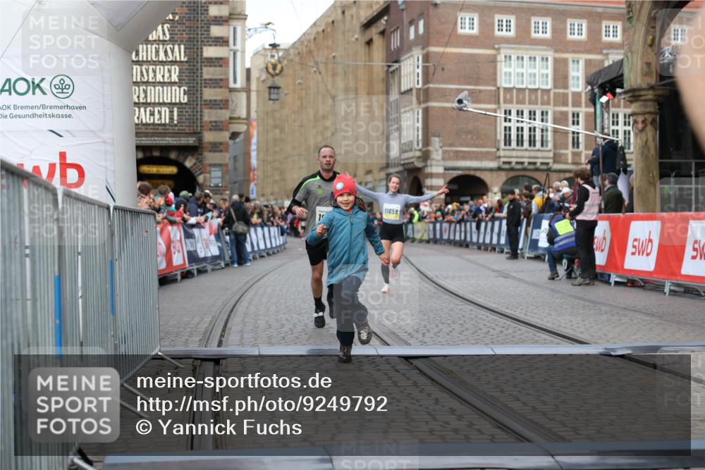 05.10.2025 - 20. swb-Marathon Bremen Yannick Fuchs http://msf.ph/oto/9249792 05.10.2025 10:44:23 Ziel 10044, 10348, 10649, 10816, 11645, 11648, 11659 meine-sportfotos.de