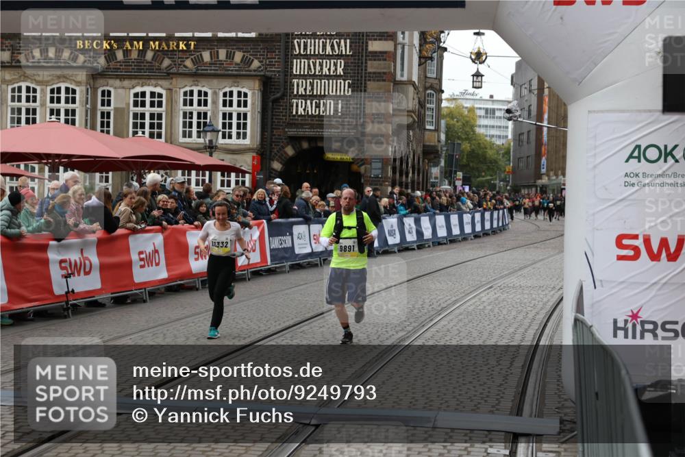 05.10.2025 - 20. swb-Marathon Bremen Yannick Fuchs http://msf.ph/oto/9249793 05.10.2025 11:13:19 Ziel 9891, 11170, 11332 meine-sportfotos.de