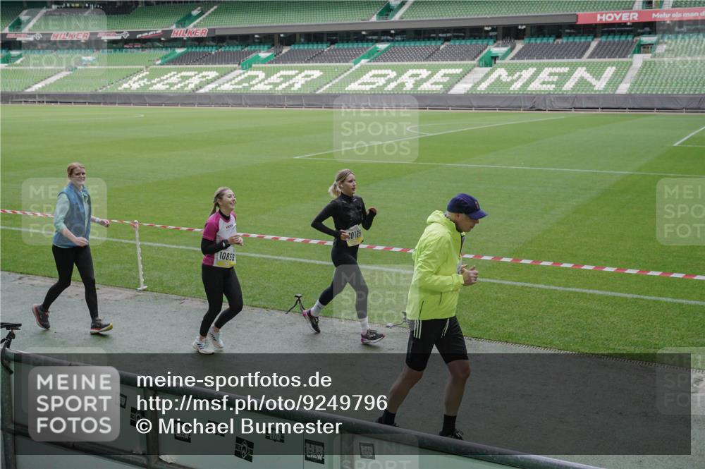 05.10.2025 - 20. swb-Marathon Bremen Michael Burmester http://msf.ph/oto/9249796 05.10.2025 10:39:55 Laufen im Stadion 7654, 7779, 7789, 7799, 7979, 9002, 9180, 9186, 9220, 9224, 9225, 9228, 9241, 9275, 9286, 9308, 9315, 9325, 9387, 9419, 9423, 9515, 9523, 9554, 9571, 9610, 9615, 9619, 9644, 9661, 9662, 9713, 9780, 9786, 9866, 9901, 9908, 9931, 9944, 9976, 10018, 10021, 10025, 10157, 10160, 10185, 10192, 10207, 10238, 10286, 10289, 10371, 10374, 10383, 10422, 10426, 10451, 10462, 10531, 10532, 10542, 10567, 10587, 10597, 10603, 10604, 10619, 10674, 10699, 10737, 10749, 9324 meine-sportfotos.de