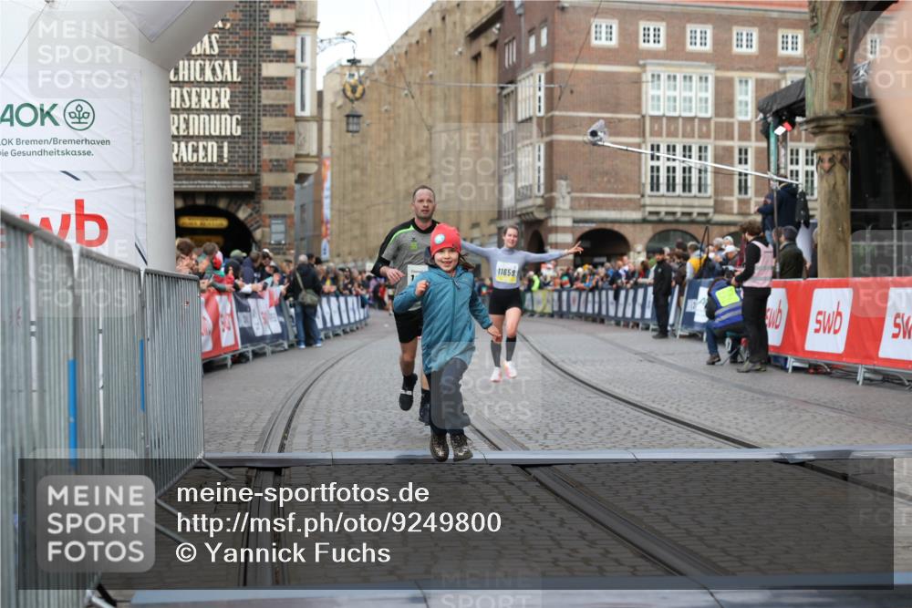 05.10.2025 - 20. swb-Marathon Bremen Yannick Fuchs http://msf.ph/oto/9249800 05.10.2025 10:44:23 Ziel 10044, 10348, 10649, 10816, 11645, 11648, 11659 meine-sportfotos.de