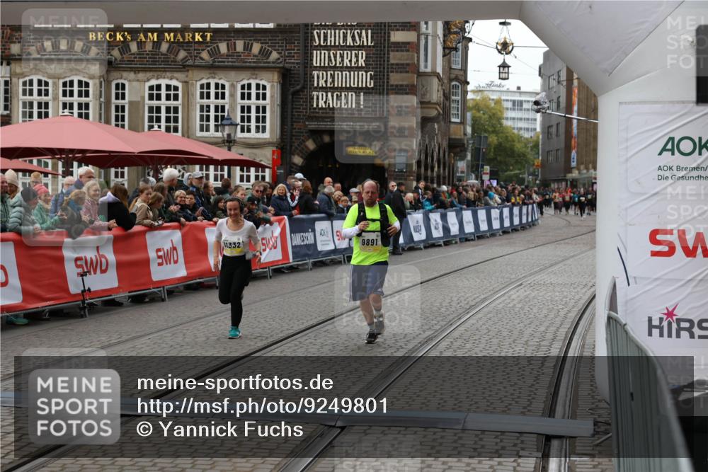 05.10.2025 - 20. swb-Marathon Bremen Yannick Fuchs http://msf.ph/oto/9249801 05.10.2025 11:13:19 Ziel 9891, 11170, 11332 meine-sportfotos.de