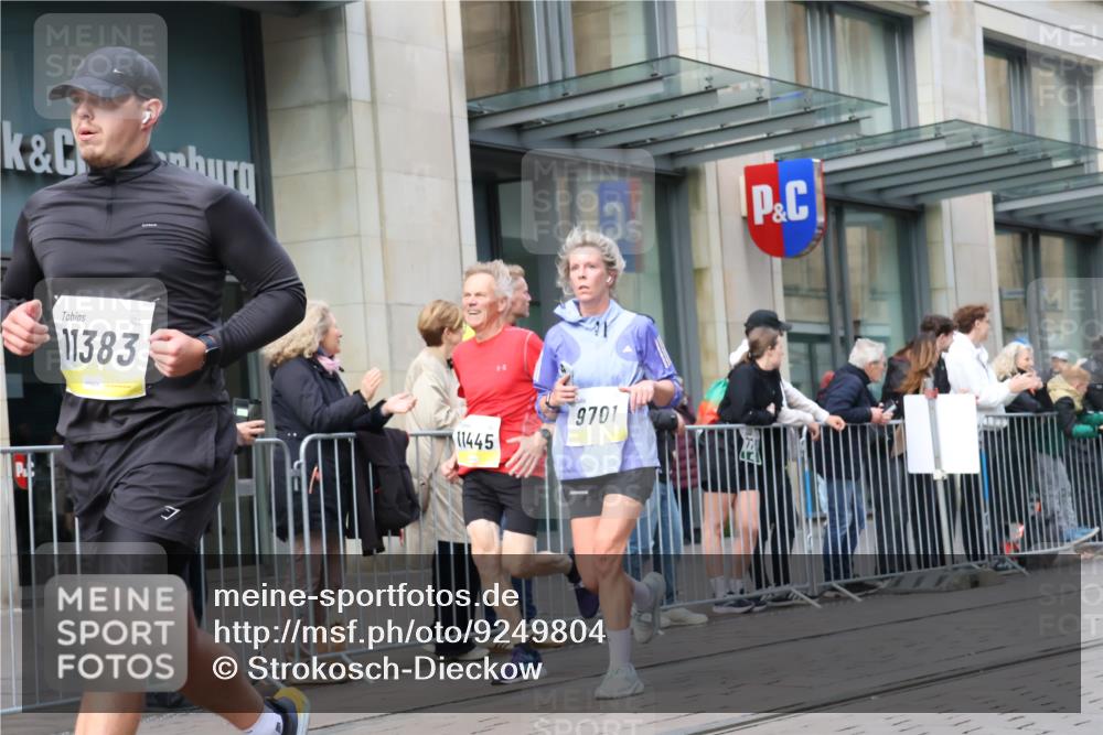 05.10.2025 - 20. swb-Marathon Bremen Strokosch-Dieckow http://msf.ph/oto/9249804 05.10.2025 10:53:33 Ziel 9313, 9456, 9494, 9520, 9548, 9701, 9807, 9835, 9934, 10019, 10020, 10046, 10075, 10163, 10416, 10484, 10616, 10631, 10662, 10696, 10785, 10906, 10966, 11141, 11152, 11303, 11339, 11383, 11432, 11445, 11533, 11593, 9313, 9456, 9494, 9520, 9548, 9701, 9807, 9835, 9934, 10019, 10020, 10046, 10075, 10163, 10416, 10484, 10616, 10631, 10662, 10696, 10785, 10906, 10966, 11141, 11152, 11303, 11339, 11383, 11432, 11445, 11533, 11593 meine-sportfotos.de