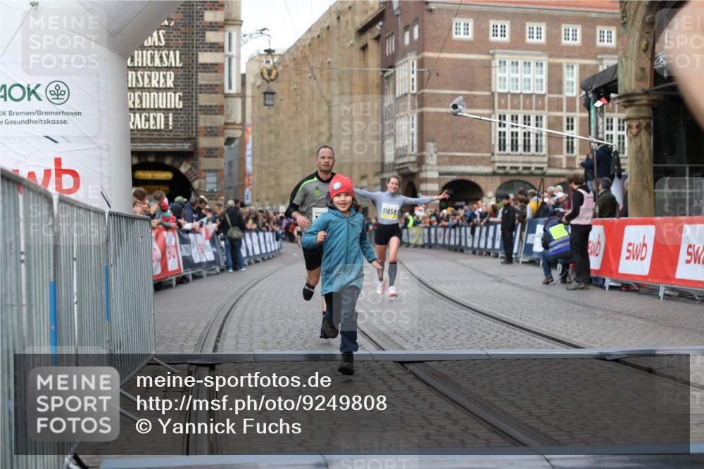 05.10.2025 - 20. swb-Marathon Bremen Yannick Fuchs http://msf.ph/oto/9249808 05.10.2025 10:44:23 Ziel 10044, 10348, 10649, 10816, 11645, 11648, 11659 meine-sportfotos.de