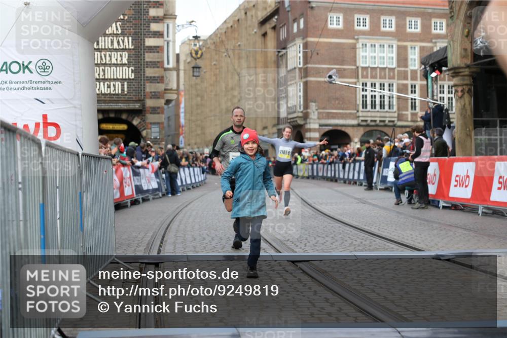 05.10.2025 - 20. swb-Marathon Bremen Yannick Fuchs http://msf.ph/oto/9249819 05.10.2025 10:44:23 Ziel 10044, 10348, 10649, 10816, 11645, 11648, 11659 meine-sportfotos.de