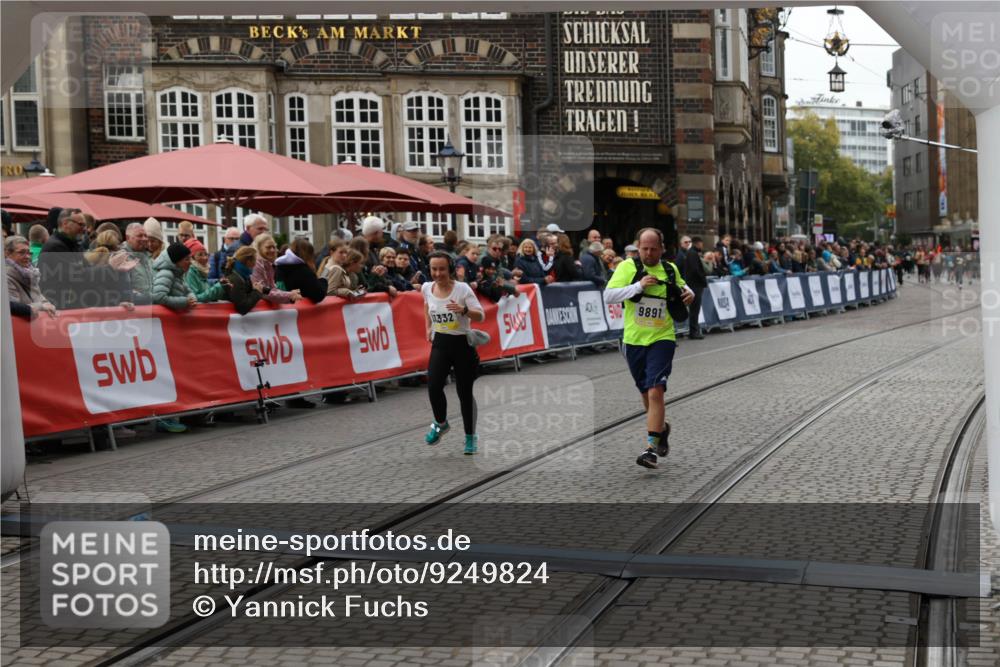 05.10.2025 - 20. swb-Marathon Bremen Yannick Fuchs http://msf.ph/oto/9249824 05.10.2025 11:13:20 Ziel 9891, 11170, 11332 meine-sportfotos.de