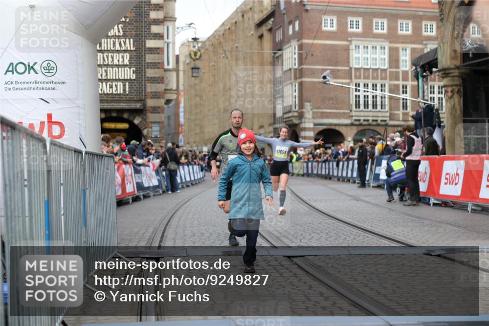 05.10.2025 - 20. swb-Marathon Bremen Yannick Fuchs http://msf.ph/oto/9249827 05.10.2025 10:44:23 Ziel 10044, 10348, 10649, 10816, 11645, 11648, 11659 meine-sportfotos.de