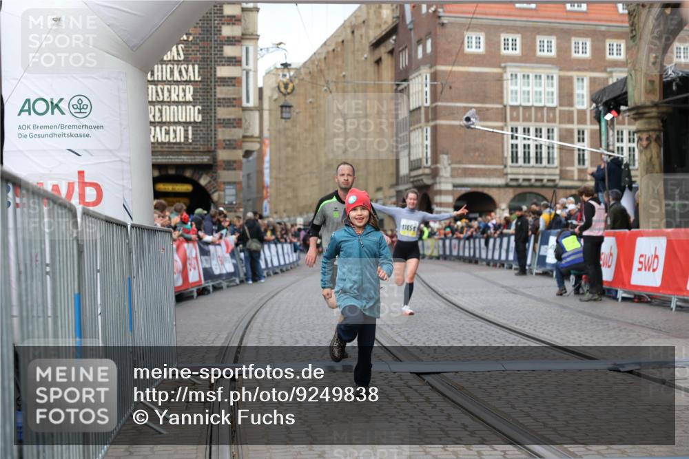 05.10.2025 - 20. swb-Marathon Bremen Yannick Fuchs http://msf.ph/oto/9249838 05.10.2025 10:44:23 Ziel 10044, 10348, 10649, 10816, 11645, 11648, 11659 meine-sportfotos.de