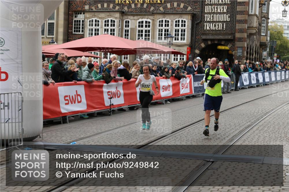 05.10.2025 - 20. swb-Marathon Bremen Yannick Fuchs http://msf.ph/oto/9249842 05.10.2025 11:13:20 Ziel 9891, 11170, 11332 meine-sportfotos.de
