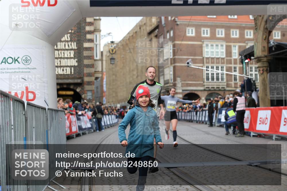 05.10.2025 - 20. swb-Marathon Bremen Yannick Fuchs http://msf.ph/oto/9249850 05.10.2025 10:44:24 Ziel 10044, 10348, 10816, 11645, 11648, 11659 meine-sportfotos.de