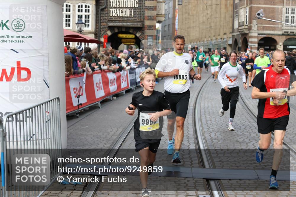 05.10.2025 - 20. swb-Marathon Bremen Yannick Fuchs http://msf.ph/oto/9249859 05.10.2025 10:53:24 Ziel 9449, 9539, 9834, 9956, 10242, 10317, 10349, 10460, 10466, 10806, 10958, 10993, 11175, 11377, 11510, 11512 meine-sportfotos.de