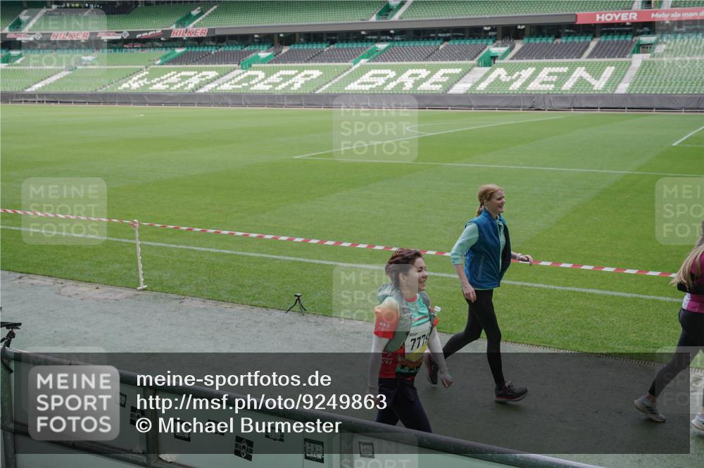 05.10.2025 - 20. swb-Marathon Bremen Michael Burmester http://msf.ph/oto/9249863 05.10.2025 10:39:57 Laufen im Stadion 7654, 7779, 7789, 7799, 7979, 9002, 9180, 9186, 9220, 9224, 9225, 9228, 9241, 9275, 9286, 9308, 9315, 9325, 9387, 9419, 9423, 9515, 9523, 9552, 9554, 9571, 9610, 9615, 9619, 9623, 9644, 9661, 9662, 9713, 9721, 9780, 9786, 9866, 9901, 9908, 9931, 9944, 9976, 10018, 10021, 10025, 10157, 10160, 10185, 10192, 10207, 10238, 10286, 10289, 10374, 10383, 10422, 10426, 10451, 10462, 10531, 10532, 10542, 10567, 10587, 10597, 10603, 10604, 10619, 10674, 10699, 10737, 10749 meine-sportfotos.de