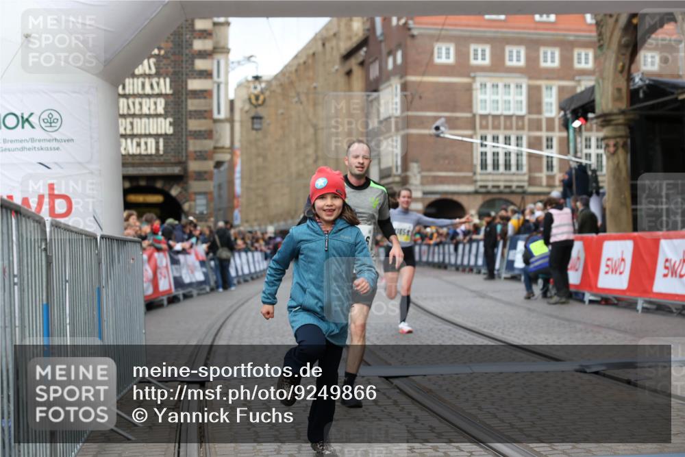 05.10.2025 - 20. swb-Marathon Bremen Yannick Fuchs http://msf.ph/oto/9249866 05.10.2025 10:44:24 Ziel 10044, 10348, 10816, 11645, 11648, 11659 meine-sportfotos.de