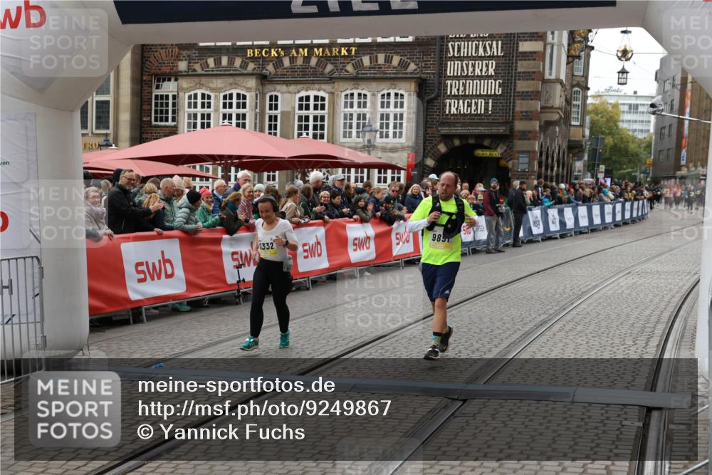 05.10.2025 - 20. swb-Marathon Bremen Yannick Fuchs http://msf.ph/oto/9249867 05.10.2025 11:13:20 Ziel 9891, 11170, 11332 meine-sportfotos.de