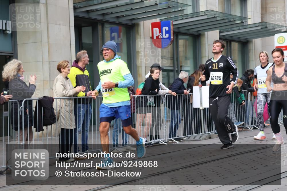05.10.2025 - 20. swb-Marathon Bremen Strokosch-Dieckow http://msf.ph/oto/9249868 05.10.2025 10:53:36 Ziel 9313, 9456, 9494, 9520, 9548, 9701, 9807, 9835, 9934, 10019, 10020, 10046, 10075, 10163, 10416, 10484, 10616, 10631, 10662, 10696, 10785, 10906, 10966, 11141, 11151, 11152, 11303, 11339, 11347, 11383, 11432, 11445, 11533, 11593, 9313, 9456, 9494, 9520, 9548, 9701, 9807, 9835, 9934, 10019, 10020, 10046, 10075, 10163, 10416, 10484, 10616, 10631, 10662, 10696, 10785, 10906, 10966, 11141, 11151, 11152, 11303, 11339, 11347, 11383, 11432, 11445, 11533, 11593 meine-sportfotos.de