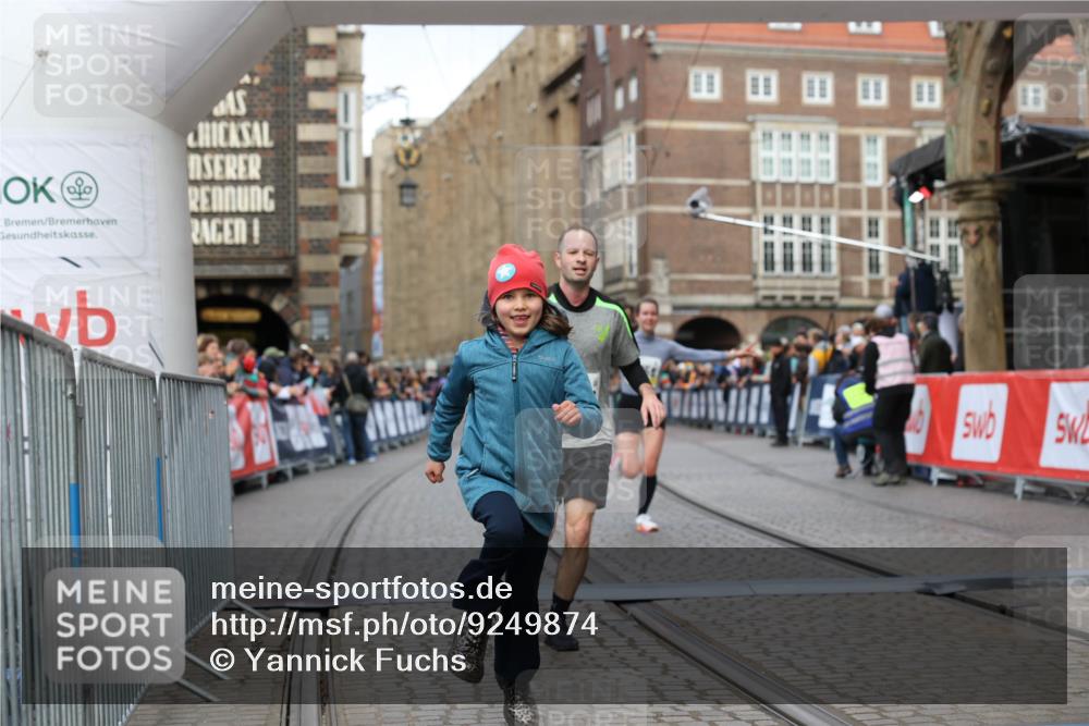 05.10.2025 - 20. swb-Marathon Bremen Yannick Fuchs http://msf.ph/oto/9249874 05.10.2025 10:44:24 Ziel 10044, 10348, 10816, 11645, 11648, 11659 meine-sportfotos.de