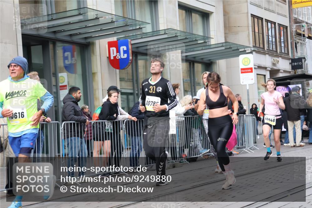 05.10.2025 - 20. swb-Marathon Bremen Strokosch-Dieckow http://msf.ph/oto/9249880 05.10.2025 10:53:36 Ziel 9313, 9456, 9494, 9520, 9548, 9701, 9807, 9835, 9934, 10019, 10020, 10046, 10075, 10163, 10416, 10484, 10616, 10631, 10662, 10696, 10785, 10906, 10966, 11141, 11151, 11152, 11303, 11339, 11347, 11383, 11432, 11445, 11533, 11593, 9313, 9456, 9494, 9520, 9548, 9701, 9807, 9835, 9934, 10019, 10020, 10046, 10075, 10163, 10416, 10484, 10616, 10631, 10662, 10696, 10785, 10906, 10966, 11141, 11151, 11152, 11303, 11339, 11347, 11383, 11432, 11445, 11533, 11593 meine-sportfotos.de