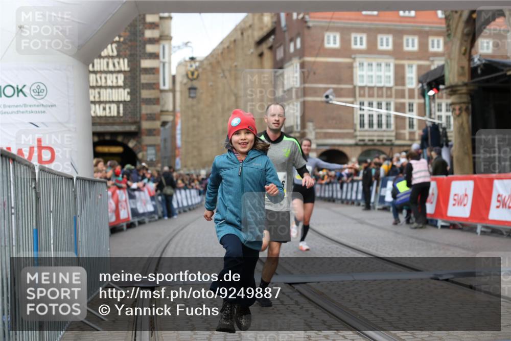 05.10.2025 - 20. swb-Marathon Bremen Yannick Fuchs http://msf.ph/oto/9249887 05.10.2025 10:44:24 Ziel 10044, 10348, 10816, 11645, 11648, 11659 meine-sportfotos.de