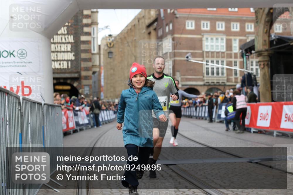 05.10.2025 - 20. swb-Marathon Bremen Yannick Fuchs http://msf.ph/oto/9249895 05.10.2025 10:44:24 Ziel 10044, 10348, 10816, 11645, 11648, 11659 meine-sportfotos.de