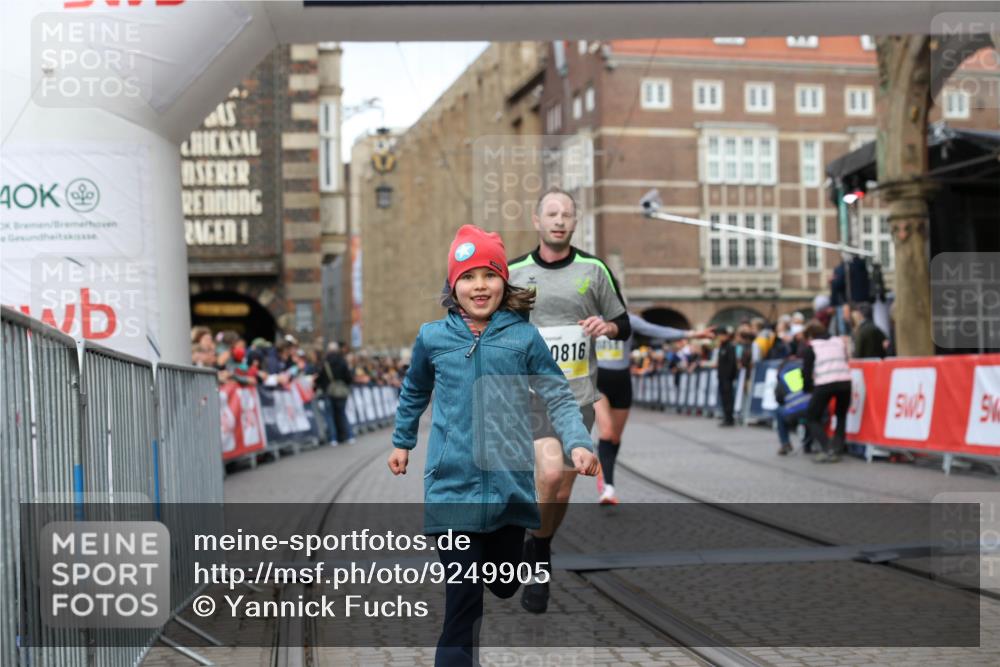 05.10.2025 - 20. swb-Marathon Bremen Yannick Fuchs http://msf.ph/oto/9249905 05.10.2025 10:44:24 Ziel 10044, 10348, 10816, 11645, 11648, 11659 meine-sportfotos.de