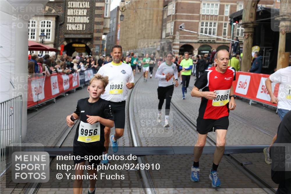 05.10.2025 - 20. swb-Marathon Bremen Yannick Fuchs http://msf.ph/oto/9249910 05.10.2025 10:53:24 Ziel 9449, 9539, 9834, 9956, 10242, 10317, 10349, 10460, 10466, 10806, 10958, 10993, 11175, 11377, 11510, 11512 meine-sportfotos.de