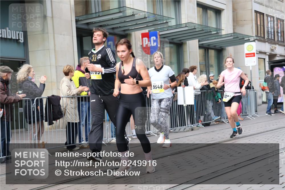 05.10.2025 - 20. swb-Marathon Bremen Strokosch-Dieckow http://msf.ph/oto/9249916 05.10.2025 10:53:37 Ziel 9313, 9456, 9494, 9520, 9548, 9701, 9807, 9835, 9934, 10019, 10046, 10075, 10163, 10416, 10484, 10616, 10631, 10662, 10696, 10785, 10906, 10966, 11141, 11151, 11152, 11303, 11339, 11347, 11383, 11432, 11445, 11533, 11593, 9313, 9456, 9494, 9520, 9548, 9701, 9807, 9835, 9934, 10019, 10046, 10075, 10163, 10416, 10484, 10616, 10631, 10662, 10696, 10785, 10906, 10966, 11141, 11151, 11152, 11303, 11339, 11347, 11383, 11432, 11445, 11533, 11593 meine-sportfotos.de
