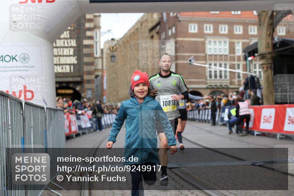 05.10.2025 - 20. swb-Marathon Bremen Yannick Fuchs http://msf.ph/oto/9249917 05.10.2025 10:44:24 Ziel 10044, 10348, 10816, 11645, 11648, 11659 meine-sportfotos.de