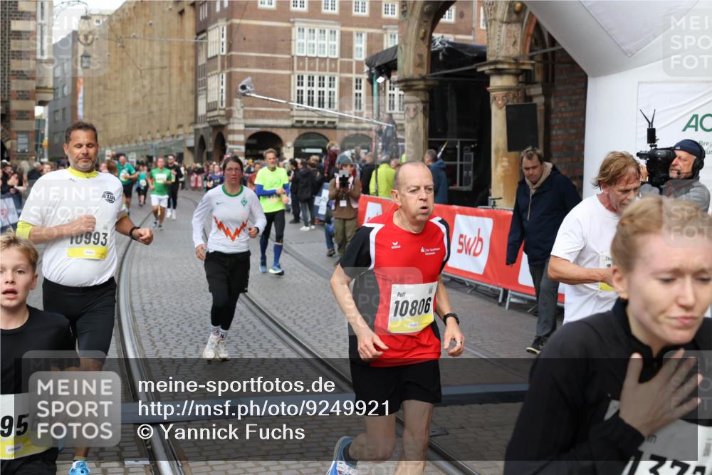 05.10.2025 - 20. swb-Marathon Bremen Yannick Fuchs http://msf.ph/oto/9249921 05.10.2025 10:53:24 Ziel 9449, 9539, 9834, 9956, 10242, 10317, 10349, 10460, 10466, 10806, 10958, 10993, 11175, 11377, 11510, 11512 meine-sportfotos.de