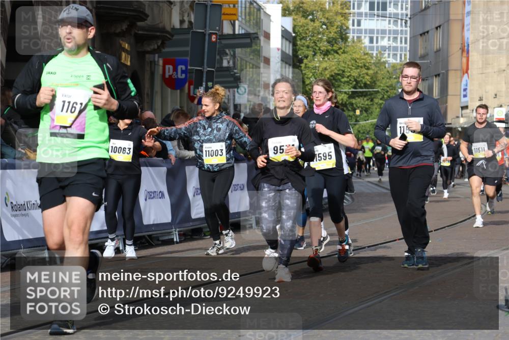 05.10.2025 - 20. swb-Marathon Bremen Strokosch-Dieckow http://msf.ph/oto/9249923 05.10.2025 11:00:29 Ziel 7178, 7215, 9173, 9177, 9271, 9531, 10063, 10067, 10071, 10079, 10217, 10504, 10794, 10930, 11003, 11071, 11255, 11511, 11534, 11595, 11610, 11619 meine-sportfotos.de