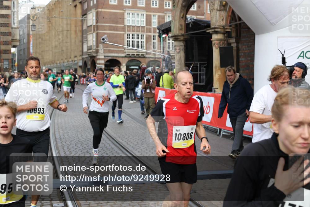 05.10.2025 - 20. swb-Marathon Bremen Yannick Fuchs http://msf.ph/oto/9249928 05.10.2025 10:53:25 Ziel 9263, 9449, 9539, 9834, 9956, 10242, 10317, 10460, 10806, 10958, 10993, 11175, 11377, 11510, 11512 meine-sportfotos.de