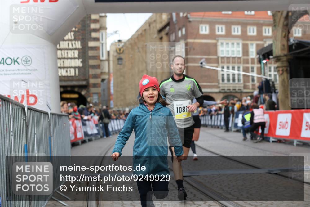 05.10.2025 - 20. swb-Marathon Bremen Yannick Fuchs http://msf.ph/oto/9249929 05.10.2025 10:44:24 Ziel 10044, 10348, 10816, 11645, 11648, 11659 meine-sportfotos.de